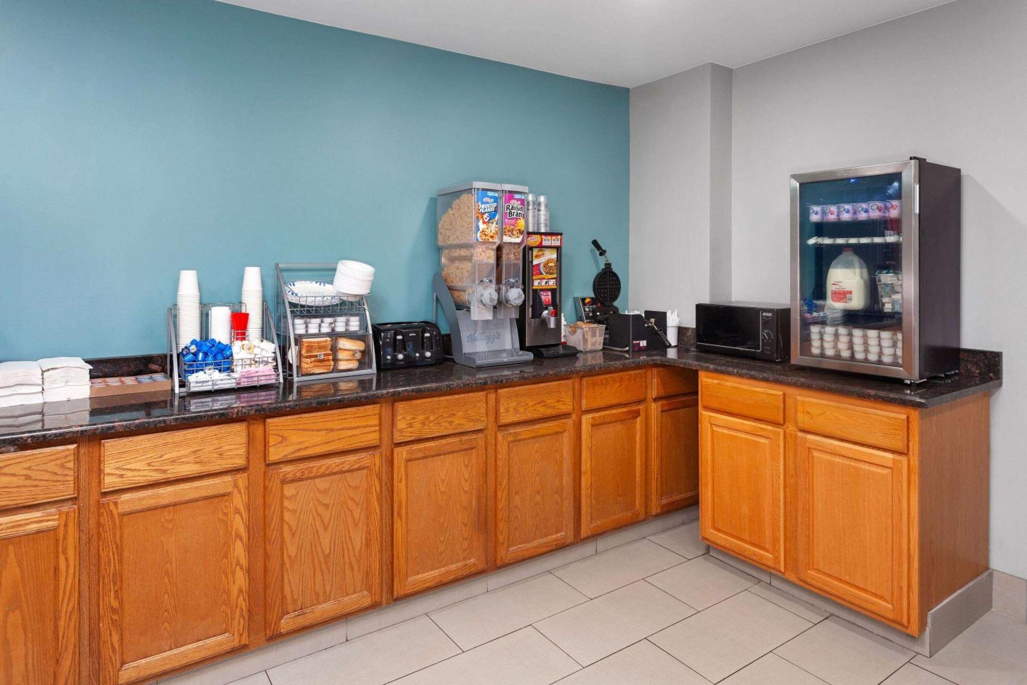 Super 8 By Wyndham Mchenry Fox Lake Area Luaran gambar